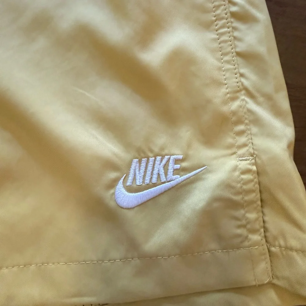 Nike Men’s Yellow Swim Trunks Board Shorts Standard Fit Mid Thigh NEW NWT Small - Picture 2 of 15
